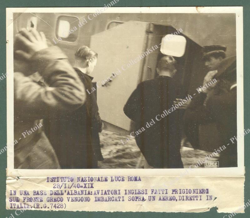 SECONDA GUERRA. Albania. Aviatori inglesi fatti prigionieri vengono imbarcati su un aereo per l'Italia. Foto Luce 28.11.1940
