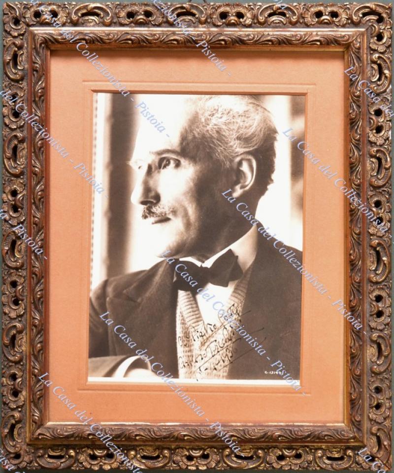 TOSCANINI ARTURO (Parma 1867 – New York 1957). Direttore d’orchestra italiano considerato uno dei più grandi di tutti i tempi. Dedica e firma, datata 18-4-1936, su fotografia che lo ritrae a mezzo busto.