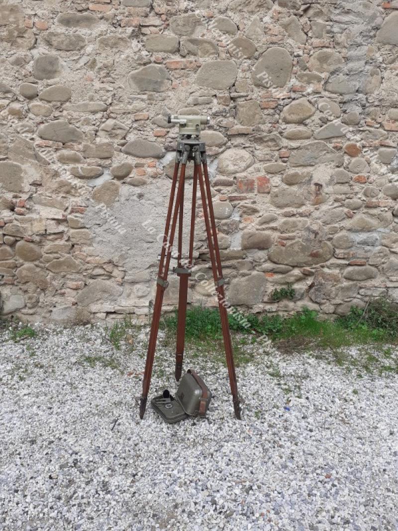 Livella Fennel Kassel con treppiede. Circa 1950