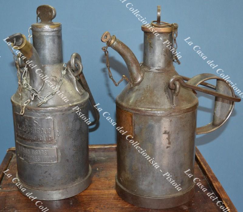 FERROVIA. Due antichi oliatori, databili all'inizio del 1900, per contenere petrolio o olio; targhette metalliche saldate con indicazioni.